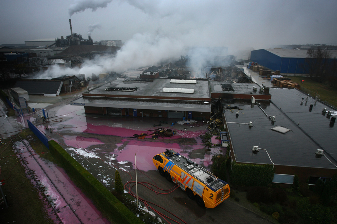 2011 | Moerdijk/ Nederland | Het met chemicalien vervuilde terrein van ChemiePack na de alles verwoestende brand