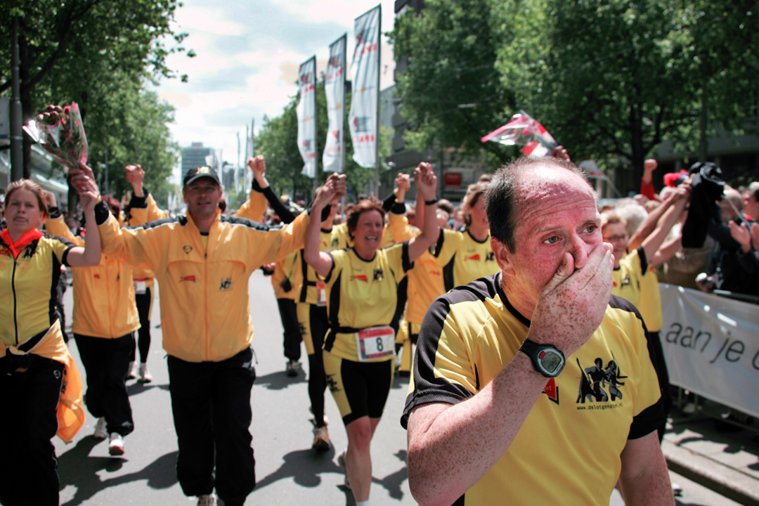 2006 | Rotterdam/ Nederland | De leden van het RoPaRun-team `De Lotgenoten` finishen op de Coolsingel