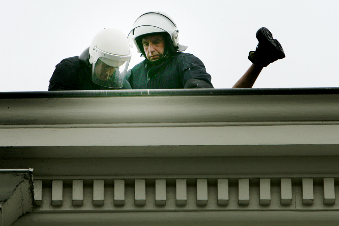 2009 | Breda/ Nederland | Twee politiemannen van de `BraTra`-ondersteuningseenheid arresteren een kraker in dakgoot