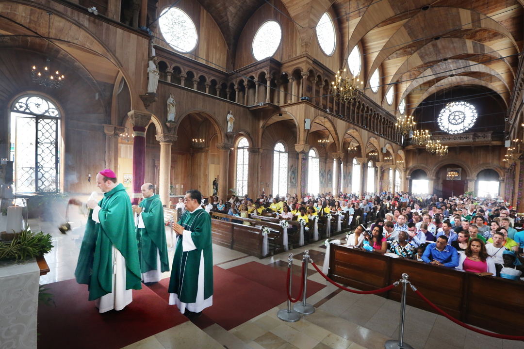 2013 | Paramaribo/ Suriname | Mgr. van den Hende, bisschop van Rotterdam, tijdens een eucharistieviering in Paramaribo