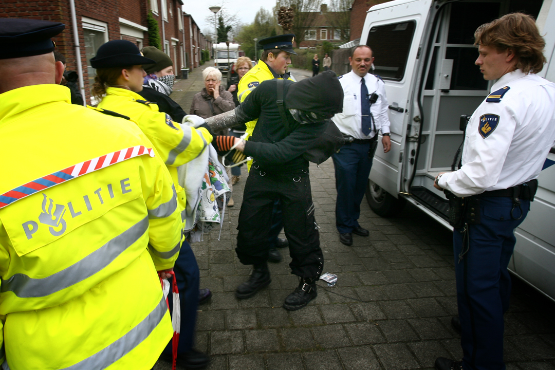 2009 | Breda/ Nederland | Gearresteerde krakers worden afgevoerd